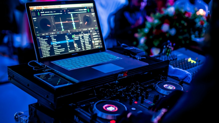 42. Book the Perfect Wedding DJ A Complete Guide